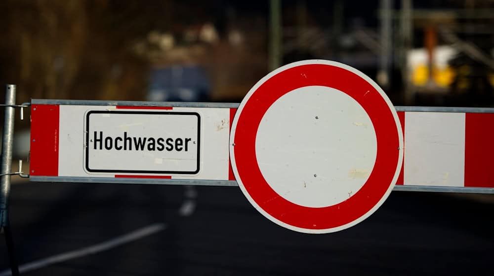 Ein "Hochwasser - Durchfahrt verboten" Schild steht an der Brückenstraße im sächsischen Pirna. / Foto: Arno Burgi/dpa/Archivbild