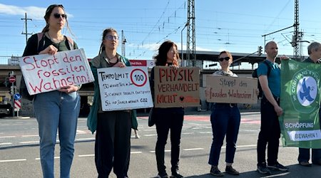 Demonstration am Hauptbahnhof blockiert Autoverkehr in alle Richtungen