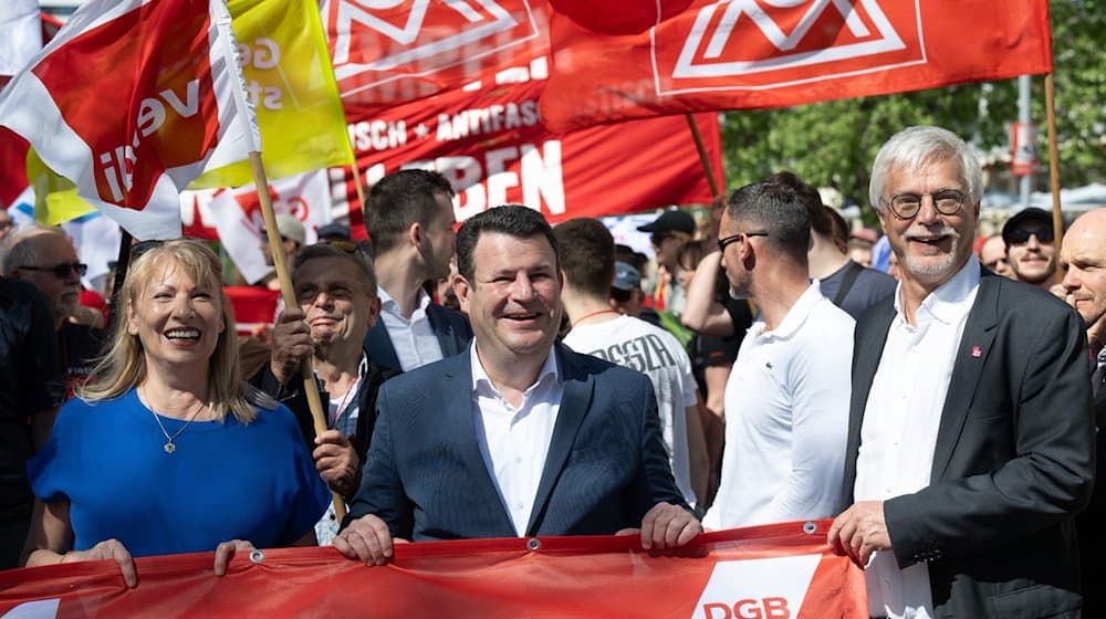 Petra Köpping (l-r), Hubertus Heil (beide SPD) und Markus Schlimbach nehmen an einer Kundgebung teil. / Foto: Sebastian Kahnert/dpa