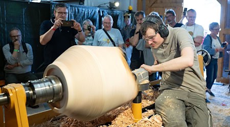 Jonathan Hilger, tornero de madera, trabaja en un torno en el foro de torneado de madera en la histórica fundición de Saigerhütte Grünthal / Foto: Sebastian Kahnert/dpa