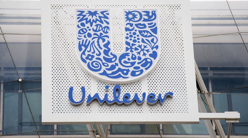 Logo wudawarne w Unilever je w centrownej wudawarne Unilevera Němska wobhladować. / Foto: Daniel Reinhardt/dpa
