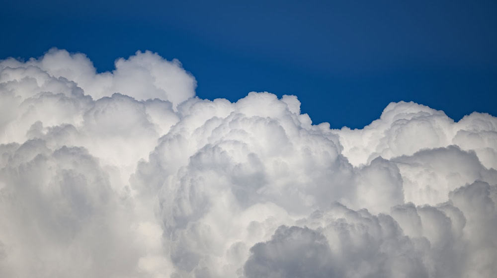 Wolken ziehen am Himmel entlang. / Foto: Robert Michael/dpa