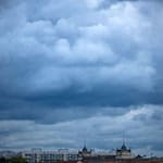 Dunkle Wolken ziehen über die Dresdner Neustadt. / Foto: Jens Büttner/dpa-Zentralbild/dpa/Archivbild