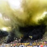 Dynamos-Fans im K-Block zünden Pyrotechnik. / Foto: Robert Michael/dpa