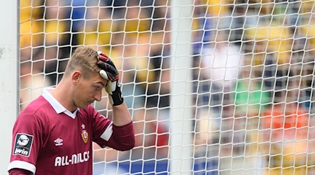 Dynamos Torwart Kevin Broll reagiert nach dem Tor zum 0:1. / Foto: Robert Michael/dpa