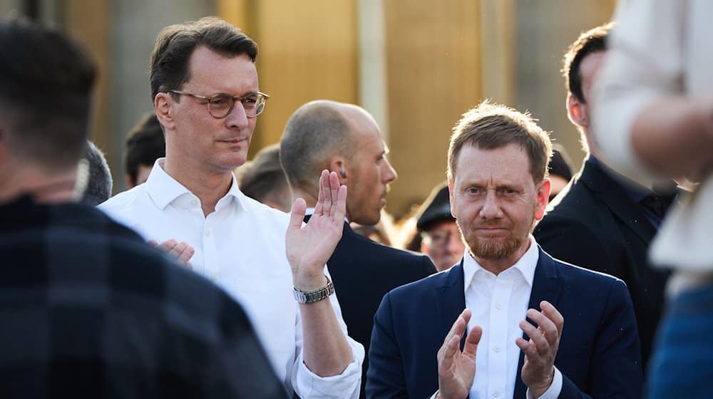 Hendrik Wüst (l, CDU), Minister President of North Rhine-Westphalia, and Michael Kretschmer (CDU), Minister President of Saxony, take part in a solidarity rally in front of the Brandenburg Gate after the attack on the SPD MEP Ecke / Photo: Joerg Carstensen/dpa