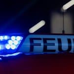 Ein Blaulicht leuchtet auf einem Feuerwehrwagen. / Foto: Rolf Vennenbernd/dpa