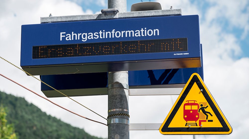 Un cartel de Deutsche Bahn / Foto: Daniel Vogl/dpa/Imagen simbólica