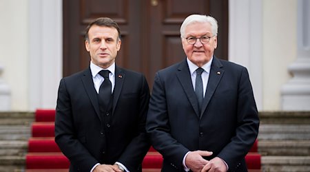 Bundespräsident Frank-Walter Steinmeier (r) begrüßt Emmanuel Macron, Präsident von Frankreich. / Foto: Christoph Soeder/dpa