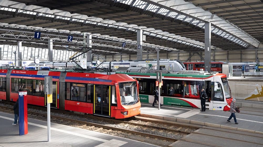 City-Bahn trains stop next to regional trains at Chemnitz main station. / Photo: Hendrik Schmidt/dpa