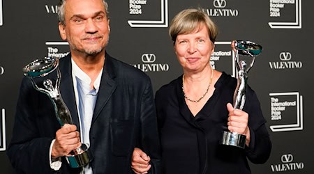 Дженні Ерпенбек (праворуч) і перекладач Міхаель Хофманн позують з трофеєм у Лондоні / Фото: Alberto Pezzali/AP/dpa