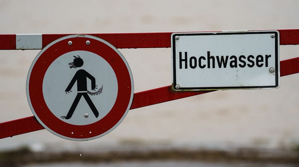 Ein Hochwasser-Schild steht an einem überfluteten Feld. / Foto: Andreas Arnold/dpa/Symbolbild