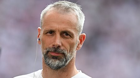 Leipzigs Trainer Marco Rose vor Anpfiff im Stadion. / Foto: Hendrik Schmidt/dpa