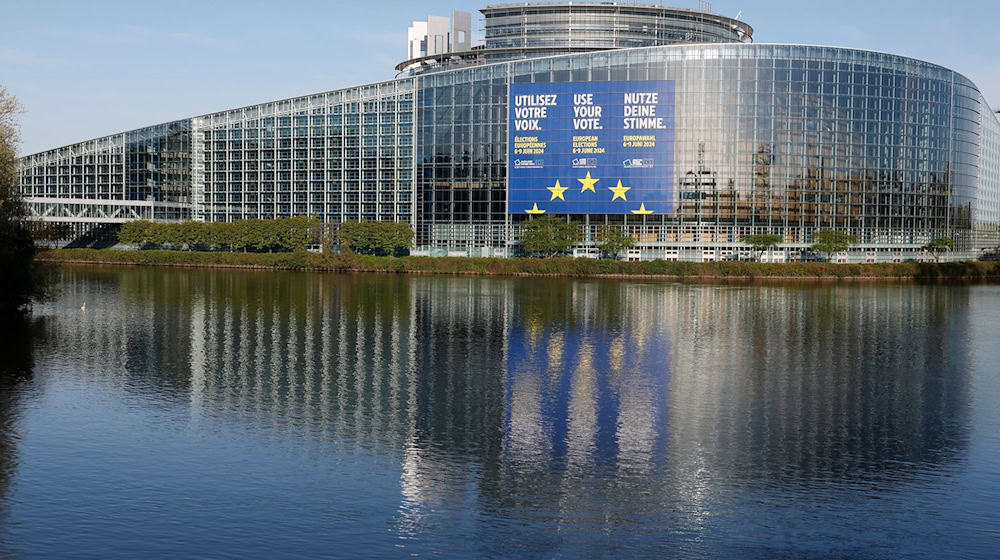 Wulična tabula, kótaraž za Europowske volby wobdźěła, je před Europskim parlamentom w Straßburgu wobydowana. / Foto: Jean-Francois Badias/AP/dpa