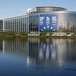 Eine riesige Leinwand, die für die Europa-Wahlen wirbt, ist am Europäischen Parlament in Straßburg zu sehen. / Foto: Jean-Francois Badias/AP/dpa