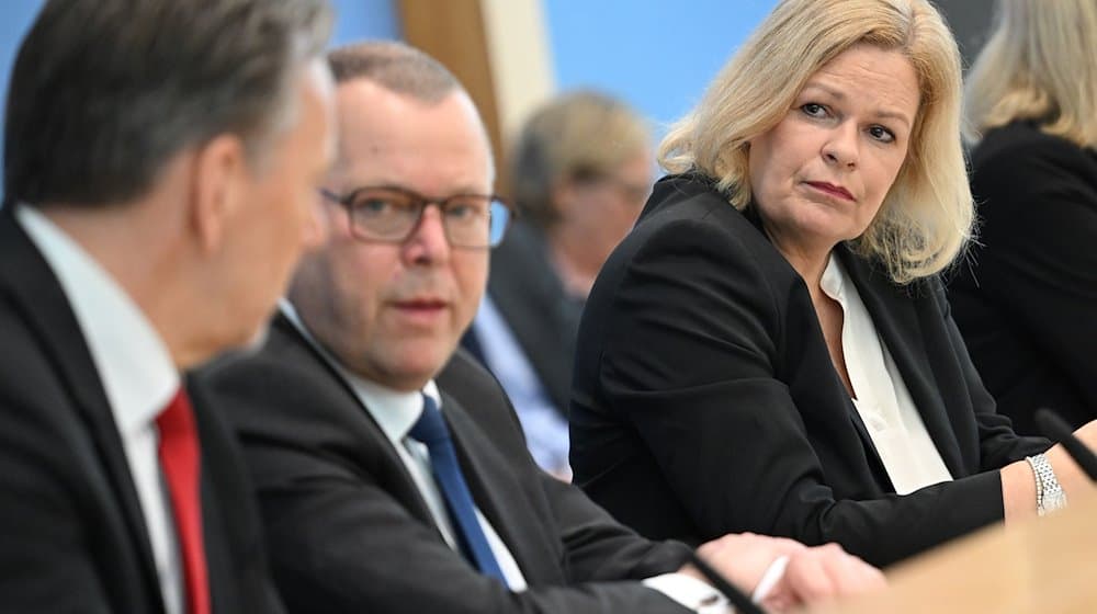 Nancy Faeser (SPD, r) Bundesministerin des Innern und Heimat, Michael Stübgen (M), Vorsitzender der Innenministerkonferenz, und Holger Münch, Präsident des Bundeskriminalamtes (BKA), präsentieren die Polizeiliche Kriminalstatistik 2023 (PKS). / Foto: Britta Pedersen/dpa