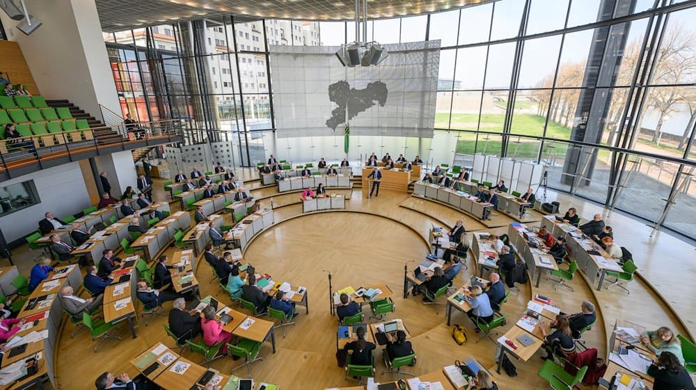 Blick in den Plenarsaal während einer Sitzung des Sächsischen Landtages. / Foto: Robert Michael/dpa