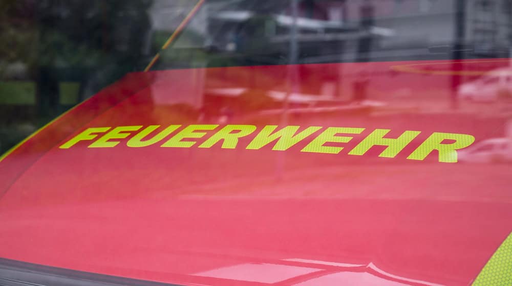 Ein Einsatzwagen der Feuerwehr steht in der Garage. / Foto: Daniel Vogl/dpa/Symbolbild