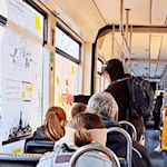 Passagiere der "Zukunftsbahn" hinterlassen auf Postern ihre Meinung zu den Themen einer "Smart City".