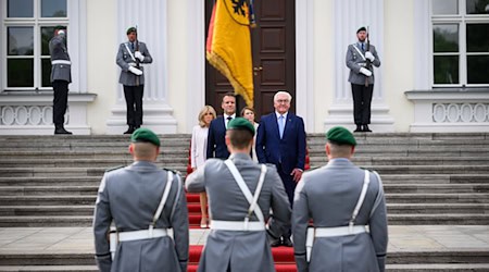 Federal President Frank-Walter Steinmeier and his wife Elke Büdenbender welcome Emmanuel Macron, President of France, and his wife Brigitte Macron with military honors in front of Bellevue Palace / Photo: Bernd von Jutrczenka/dpa Pool/dpa