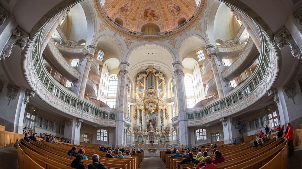 Vista de la Frauenkirche con el órgano antes del comienzo de una presentación para el año musical 2020 / Foto: Robert Michael/dpa-Zentralbild/dpa/Archivbild