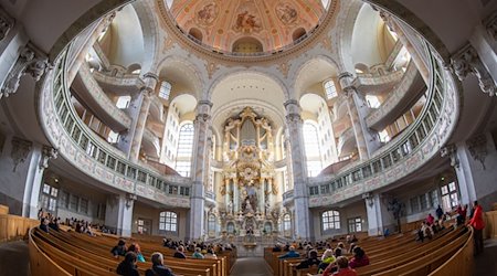 Blick in die Frauenkirche mit der Orgel vor Beginn einer Präsentation für das Musikjahr 2020. / Foto: Robert Michael/dpa-Zentralbild/dpa/Archivbild