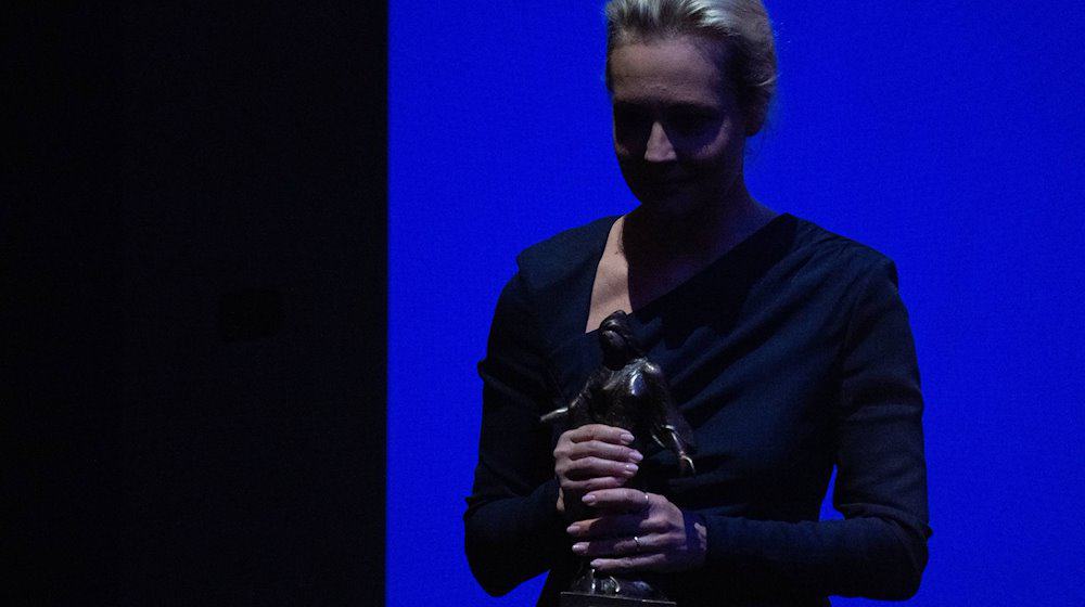 Julia Nawalnaja, Witwe des russischen Oppositionellen Alexej Nawalny, verlässt im Schauspielhaus Dresden nach dem Erhalt des Internationalen Friedenspreis Dresden die Bühne. / Foto: Sebastian Kahnert/dpa