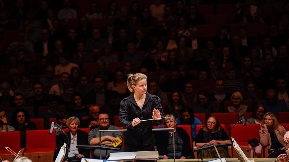 The Norwegian Tabita Berglund making her debut on the podium of the Dresden Philharmonic on November 3, 2023 / Photo: Simon Porath/Dresdner Philharmonie/dpa