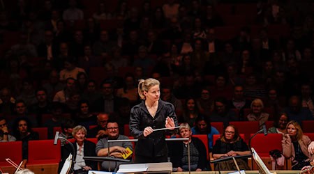 Die Norwegerin Tabita Berglund beim Debüt am Pult der Dresdner Philharmonie am 3. November 2023. / Foto: Simon Porath/Dresdner Philharmonie/dpa