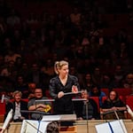 Die Norwegerin Tabita Berglund beim Debüt am Pult der Dresdner Philharmonie am 3. November 2023. / Foto: Simon Porath/Dresdner Philharmonie/dpa