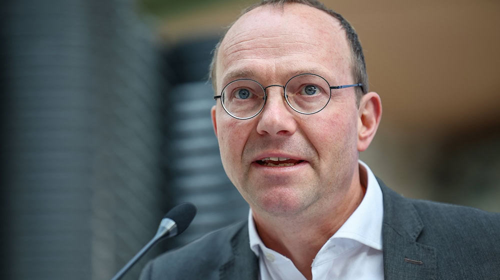 Wolfram Günther (Bündnis90/Die Grünen), Umweltminister von Sachsen, spricht während einer Pressekonferenz. / Foto: Jan Woitas/dpa