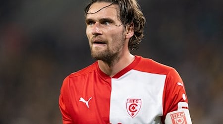 Halles Jonas Nietfeld verletzte sich im letzten Saisonspiel. / Foto: Robert Michael/dpa