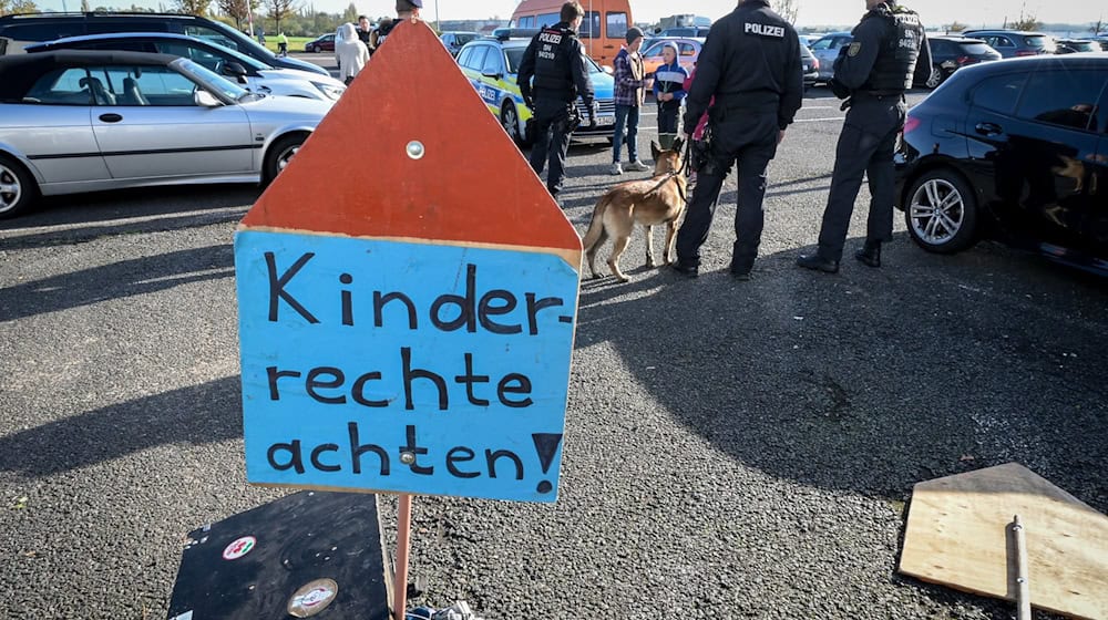 Ein Protestschild mit der Aufschrift "Kinderrechte achten!". / Foto: Heiko Rebsch/dpa/Archiv