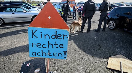 Ein Protestschild mit der Aufschrift "Kinderrechte achten!". / Foto: Heiko Rebsch/dpa/Archiv