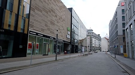 Blick in eine menschenleere Straße am Einkaufszentrum "Höfe am Brühl" in der Innenstadt. / Foto: Sebastian Willnow/dpa-Zentralbild/dpa