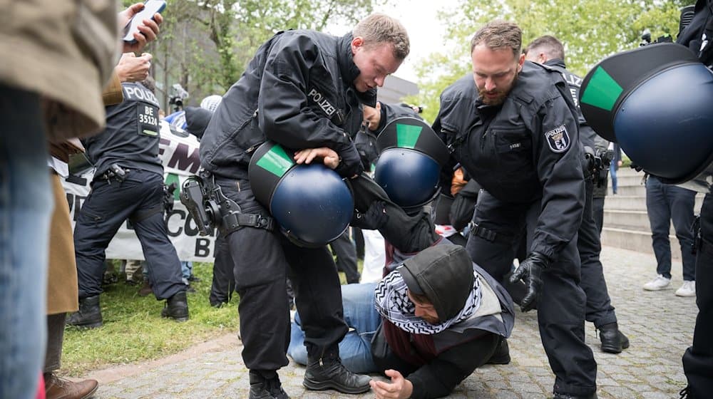 Agentes de policía actúan contra manifestantes durante una manifestación propalestina del grupo "Coalición de Estudiantes de Berlín" en el patio del teatro de la Universidad Libre de Berlín / Foto: Sebastian Christoph Gollnow/dpa