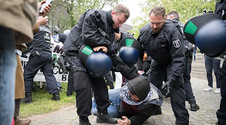 Agentes de policía actúan contra manifestantes durante una manifestación propalestina del grupo "Coalición de Estudiantes de Berlín" en el patio del teatro de la Universidad Libre de Berlín / Foto: Sebastian Christoph Gollnow/dpa