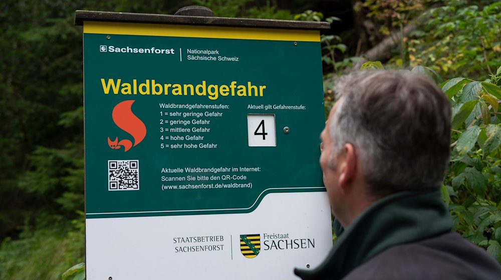 Ein Hinweisschild zum Thema Waldbrandgefahr steht an einem Wanderweg im Nationalpark Sächsische Schweiz. / Foto: Matthias Rietschel/dpa/Archivbild