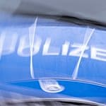 Der Schriftzug „Polizei“ auf der Kühlerhaube eines Autos. / Foto: Soeren Stache/dpa