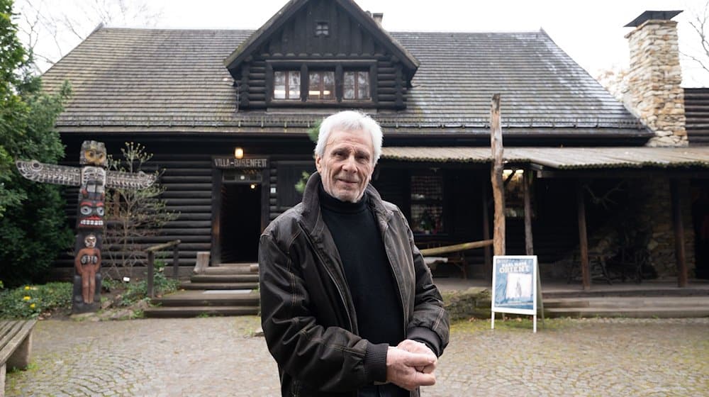 Gojko Mitic, deutsch-serbischer Schauspieler und Regisseur, steht im Karl May Museum vor der „Villa Bärenfett“. / Foto: Sebastian Kahnert/dpa