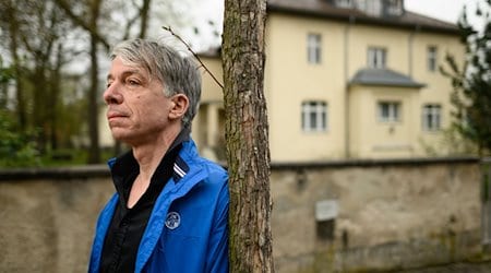 Artist Markus Draper stands in front of the former KGB villa, now the Rudolf Steiner House in Dresden / Photo: Robert Michael/dpa/Archiv