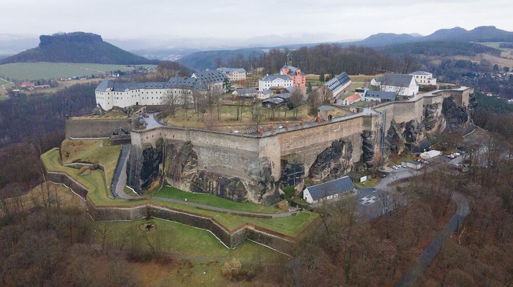 Las defensas históricas de la fortaleza de Königstein frente al Lilienstein (vista aérea con dron). / Foto: Sebastian Kahnert/dpa-Zentralbild/dpa/Archivbild