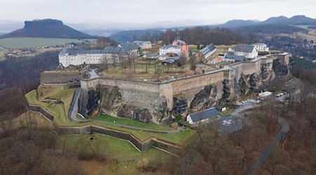Las defensas históricas de la fortaleza de Königstein frente al Lilienstein (vista aérea con dron). / Foto: Sebastian Kahnert/dpa-Zentralbild/dpa/Archivbild