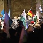 Teilnehmer einer Kundgebung der rechtsextremen Kleinstpartei Freie Sachsen gehen mit verschiedenen Fahnen eine Straße entlang. / Foto: Sebastian Kahnert/dpa