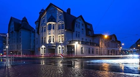 Die Lichter von vorbeifahrenden Autos sind vor dem Theater der Jungen Welt in Leipzig zu sehen. / Foto: Hendrik Schmidt/dpa-Zentralbild/dpa/Archivbild
