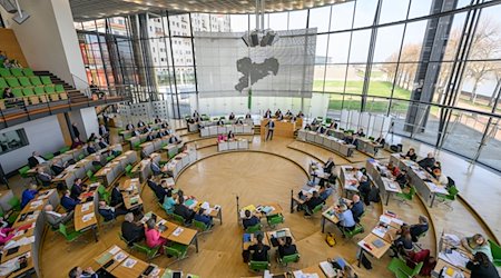 Вид на пленарну залу під час сесії парламенту землі Саксонія. / Фото: Robert Michael/dpa
