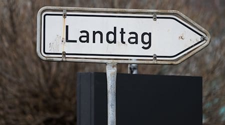 Un cartel de "Landtag" en una calle del centro de la ciudad / Foto: Robert Michael/dpa