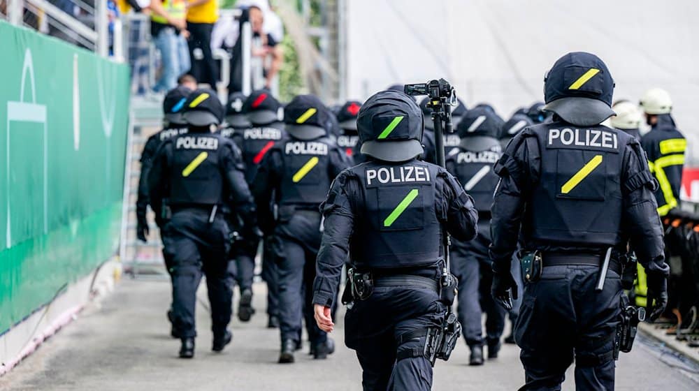 Police operation in the stadium after the end of the match / Photo: Jacob Schröter/dpa