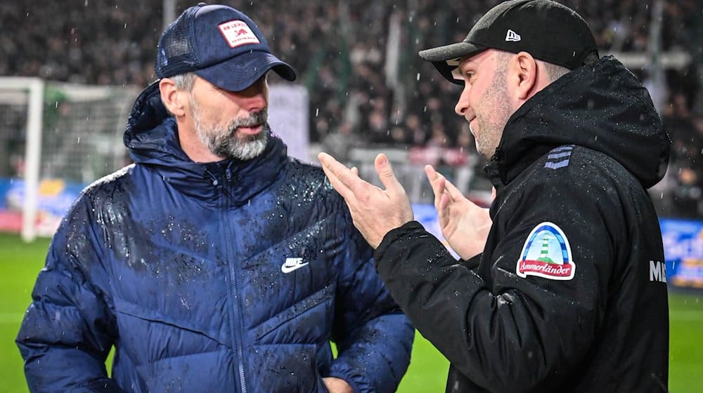 Werder's coach Ole Werner (r) and Leipzig's coach Marco Rose before the game / Photo: Sina Schuldt/dpa/Archivbild