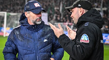 Werders Trainer Ole Werner (r) und Leipzigs Trainer Marco Rose vor dem Spiel. / Foto: Sina Schuldt/dpa/Archivbild